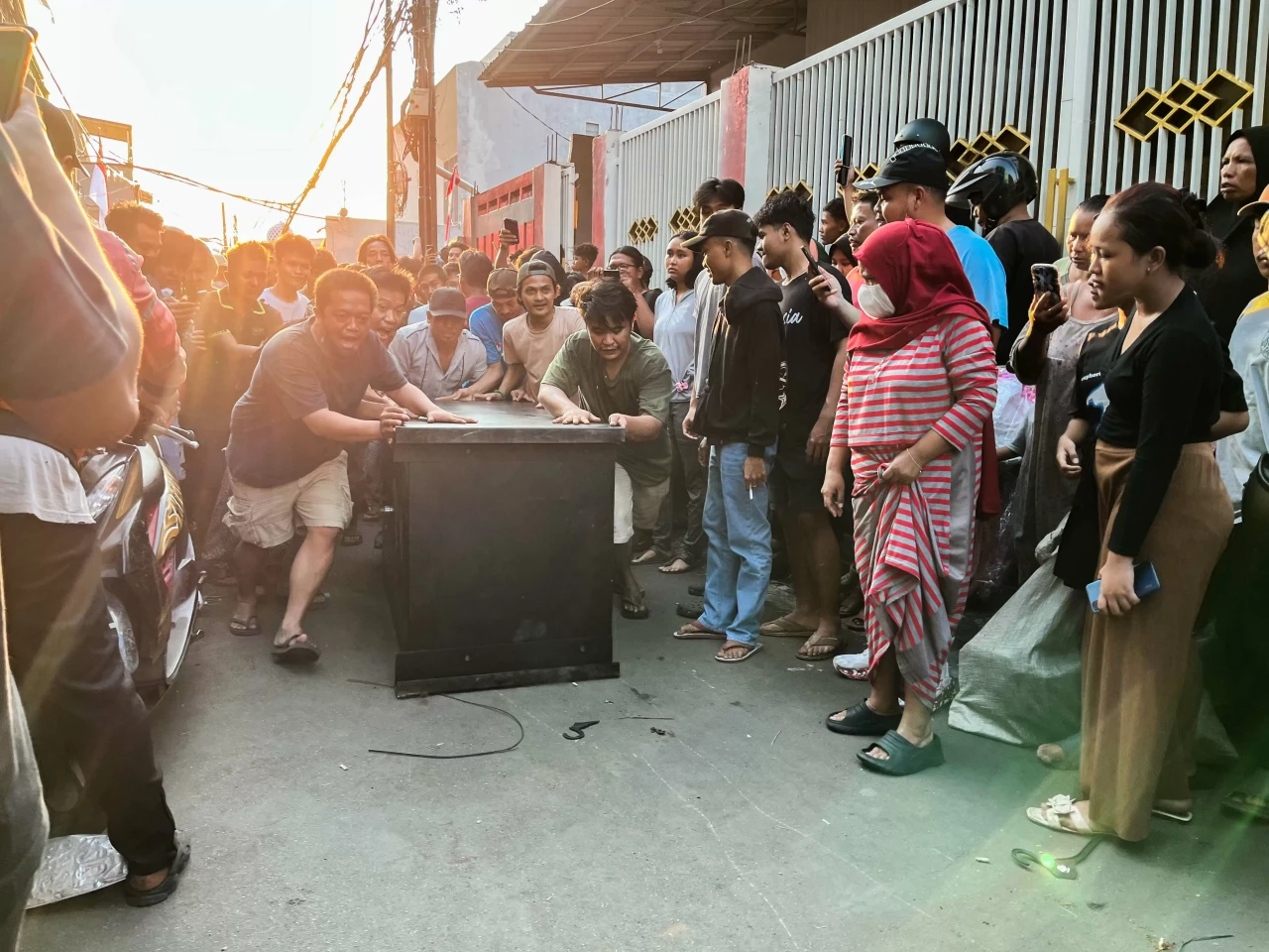 Massa Kepung Rumah Ahmad...