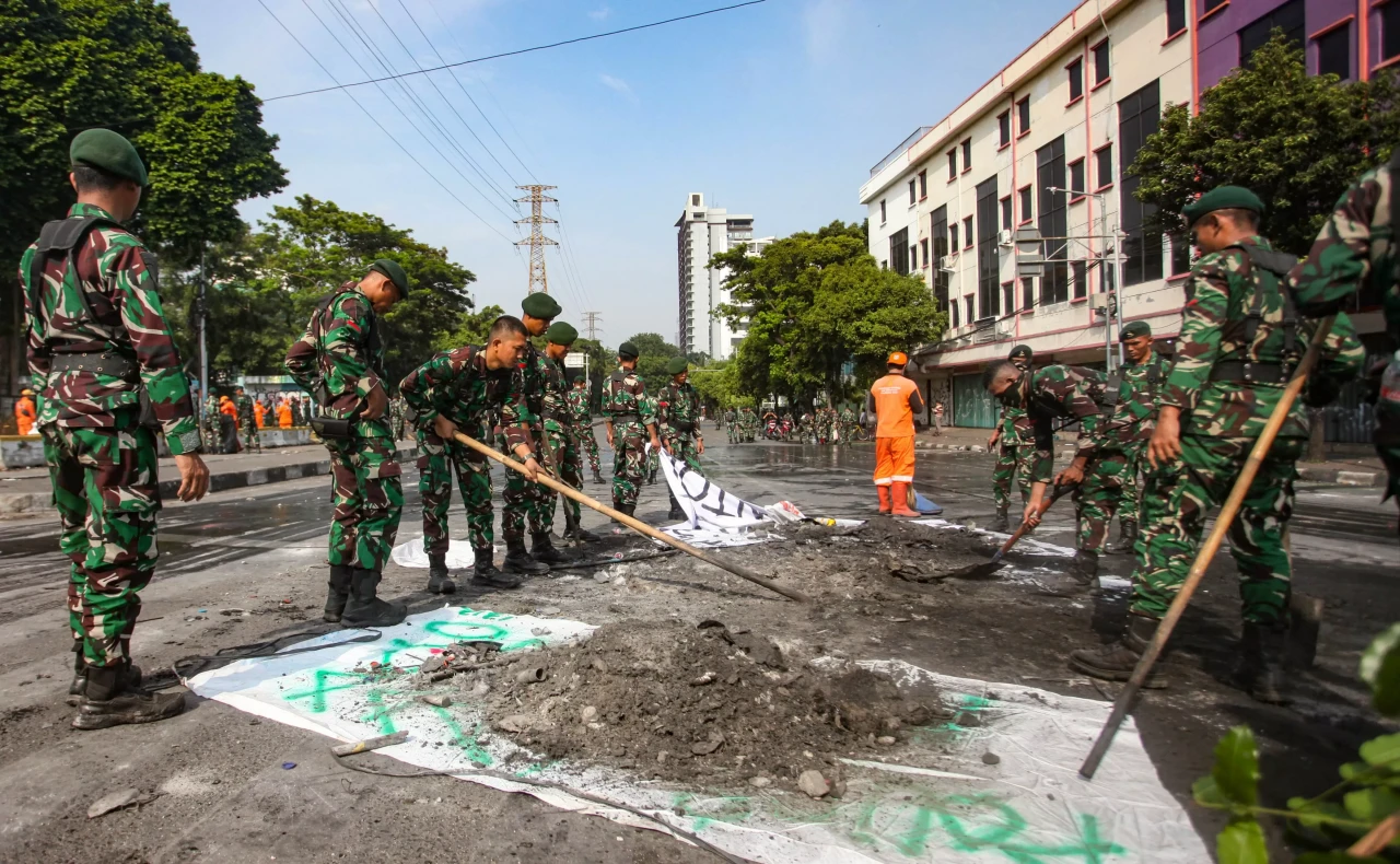 Personel Gabungan Bersihkan...