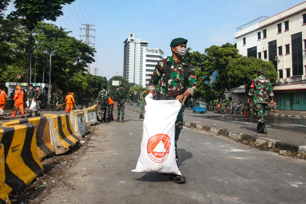 Personel Gabungan Bersihkan...
