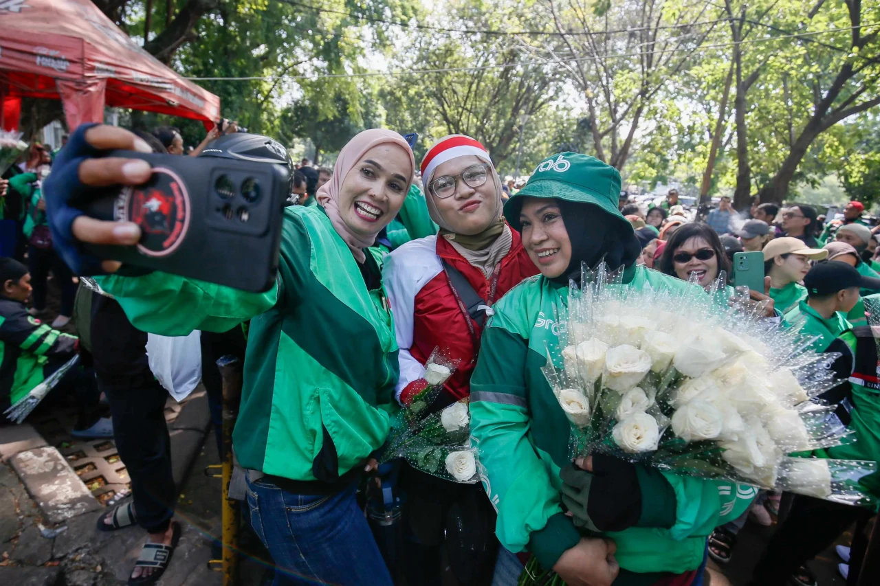 Indahnya Persatuan,...