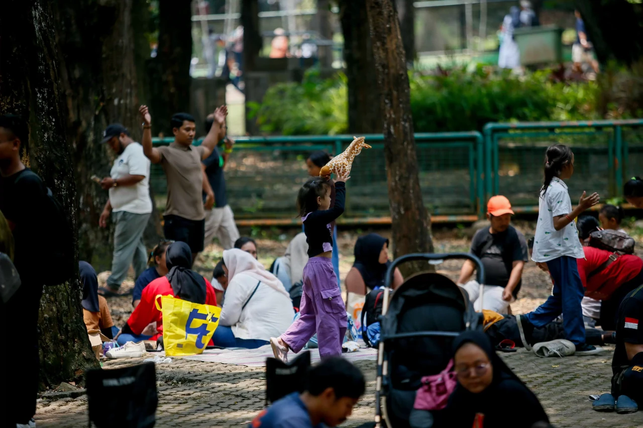 Pengunjung Padati Taman...