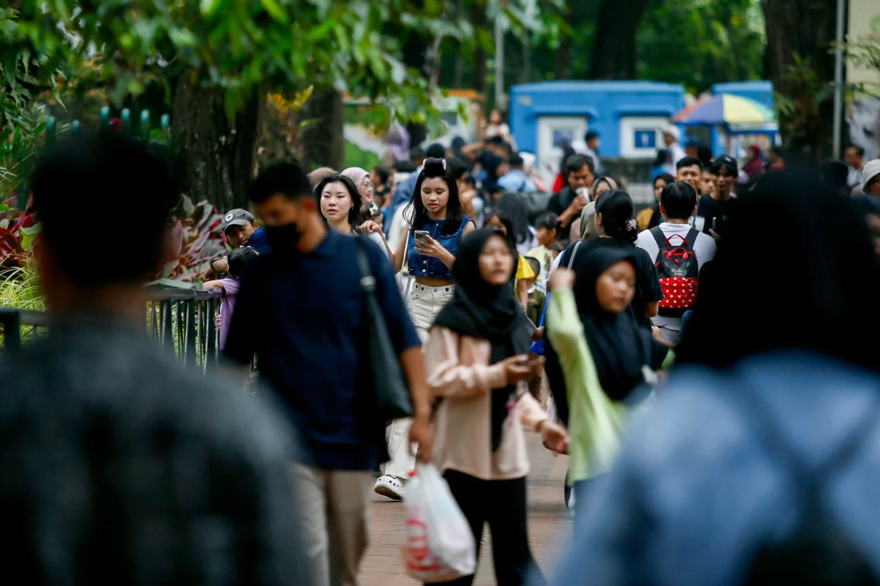 Pengunjung Padati Taman...