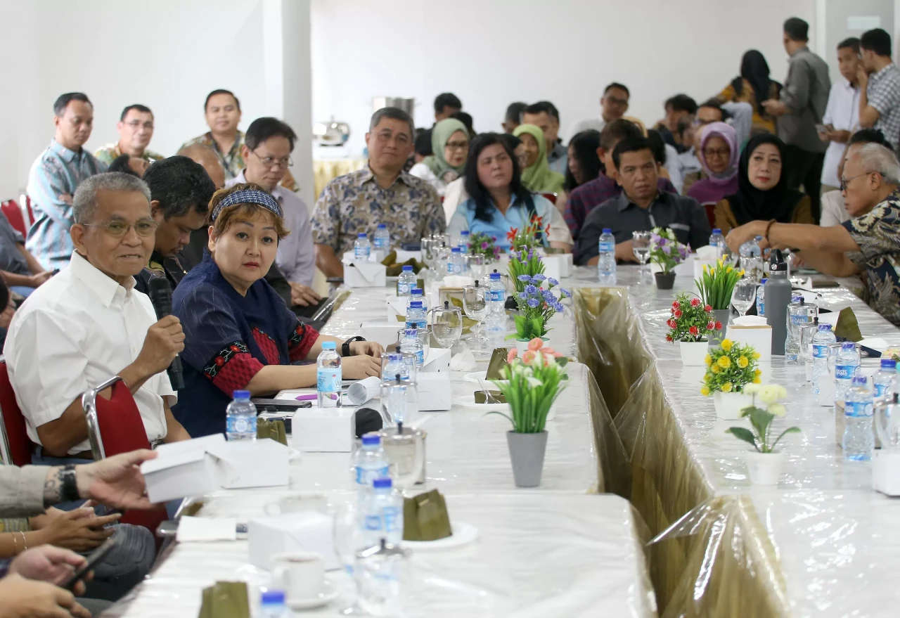 Senator Achmad Azran...