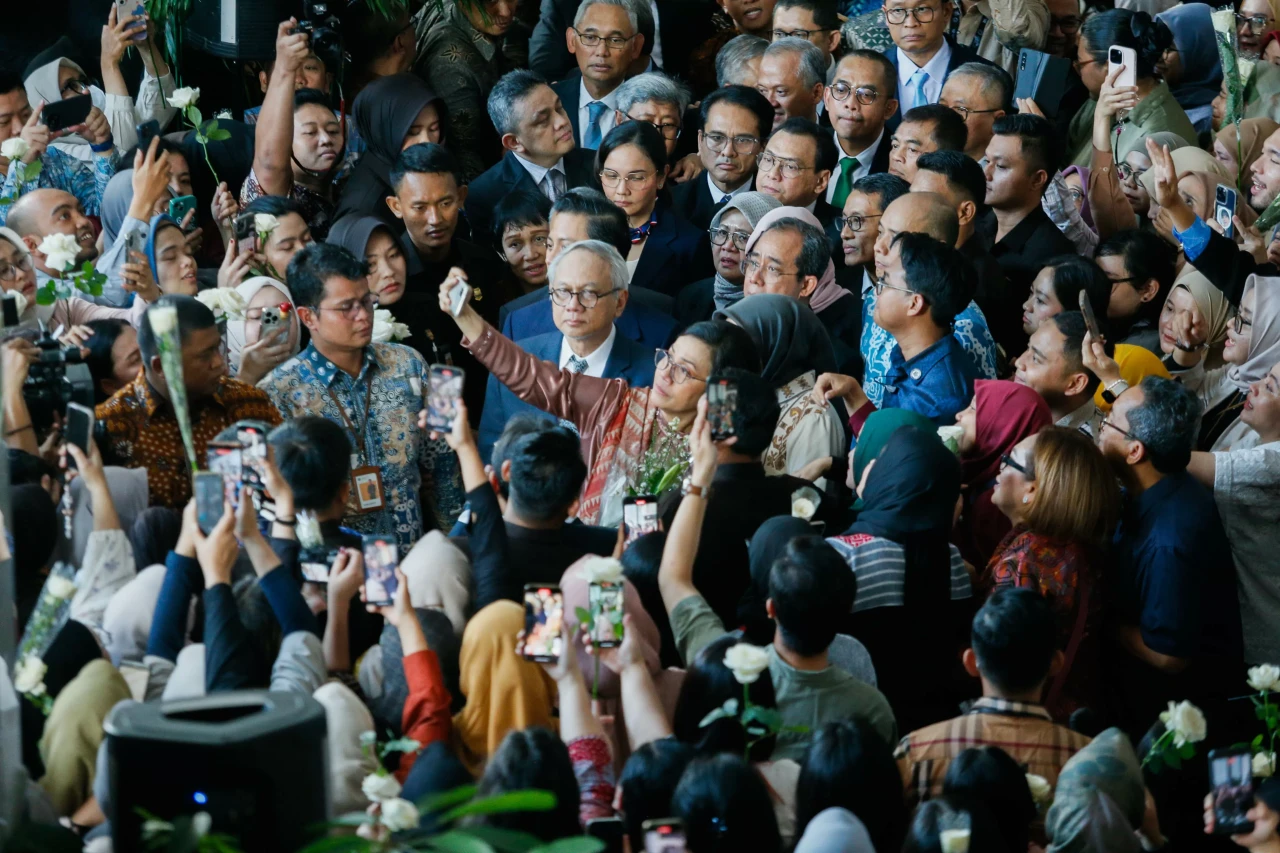 Pegawai Kemenkeu Iringi...