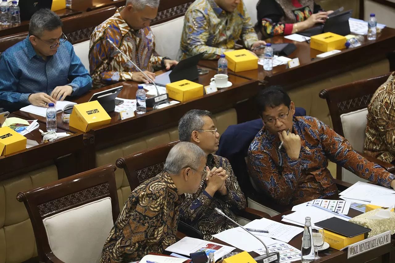 Komisi XI DPR Gelar...