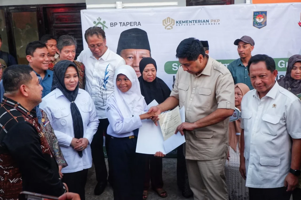 Dua Menteri Serahkan...