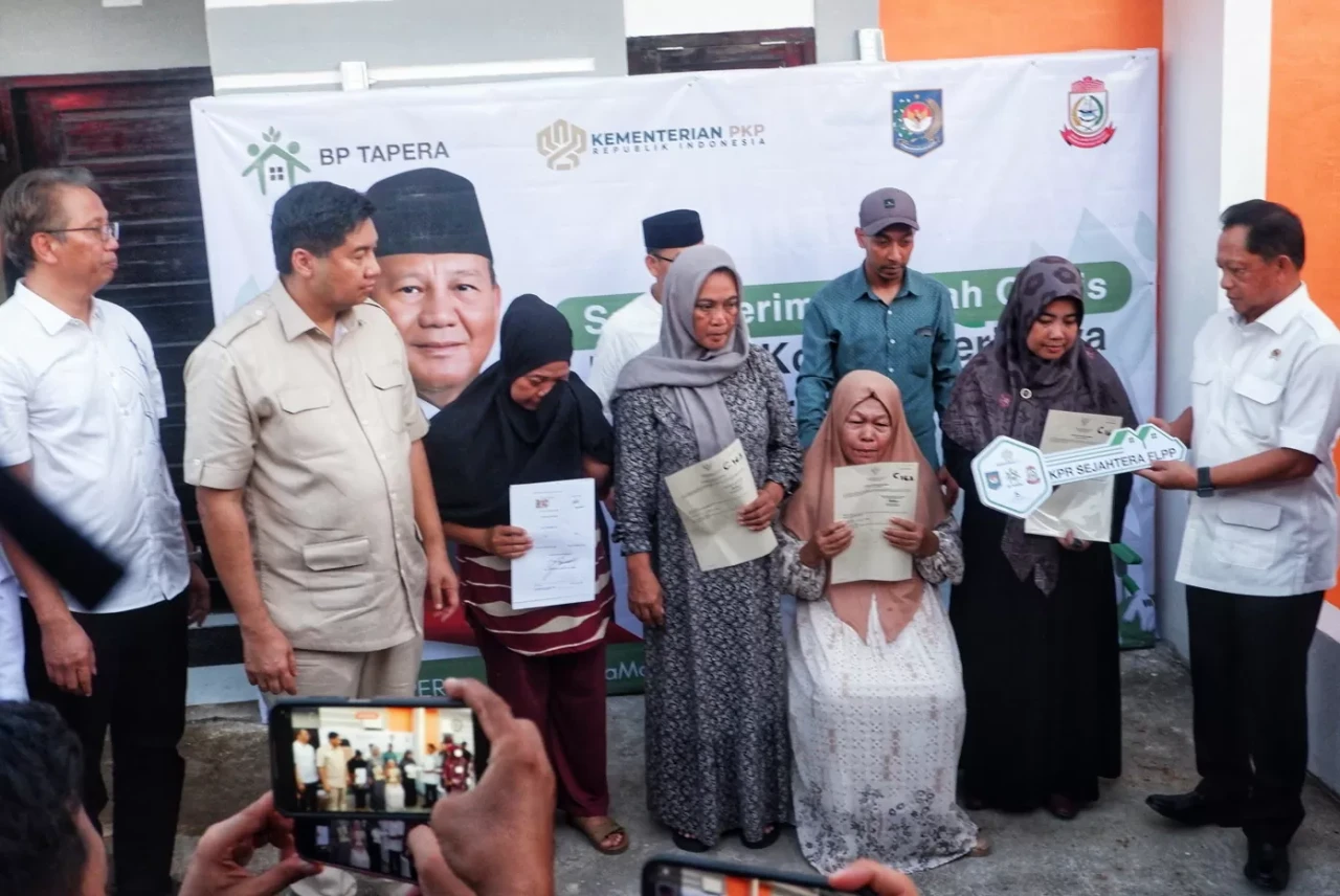 Dua Menteri Serahkan...