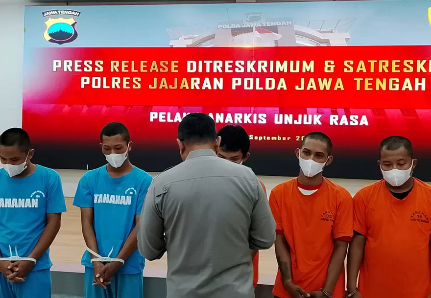 Polda Jateng Tangkap...