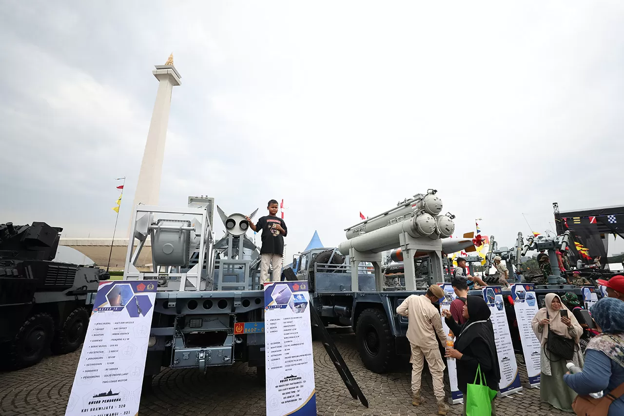 Semarak TNI Fair Sambut...