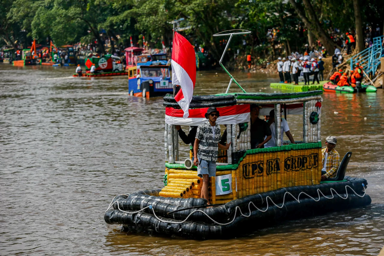 Keseruan Festival Perahu...