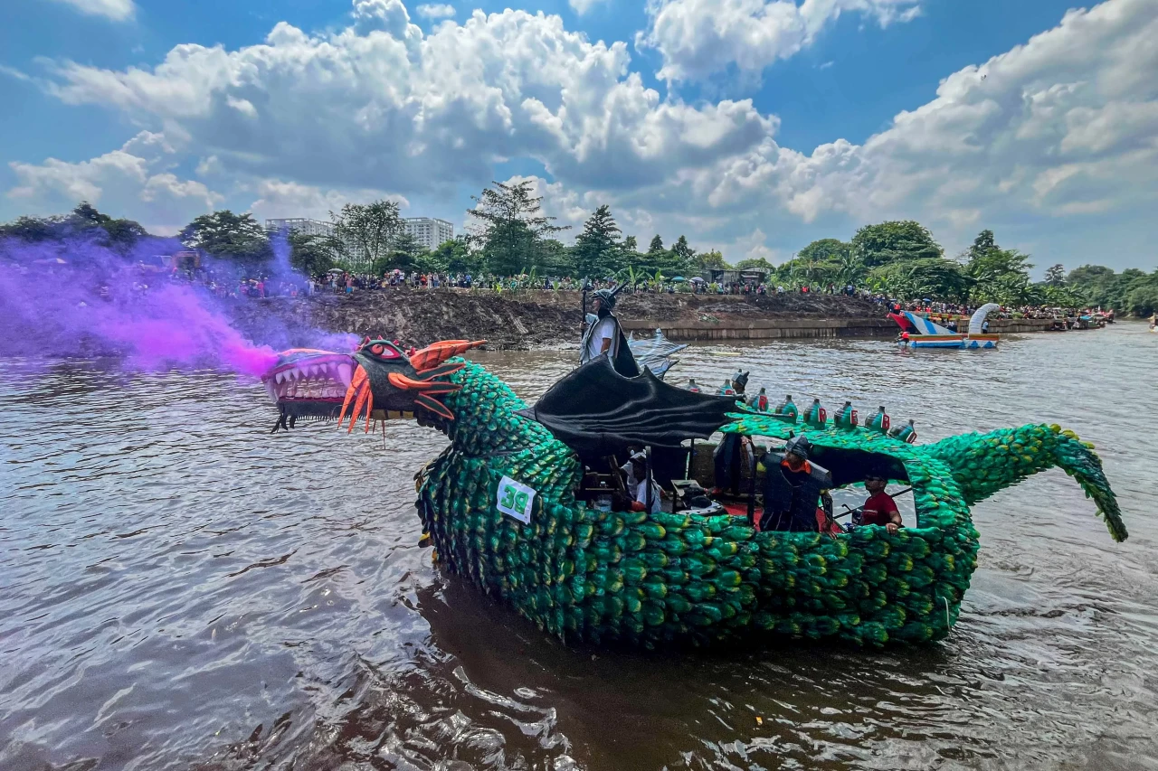 Keseruan Festival Perahu...