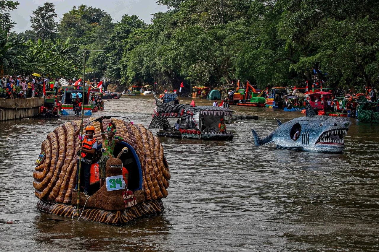 Keseruan Festival Perahu...