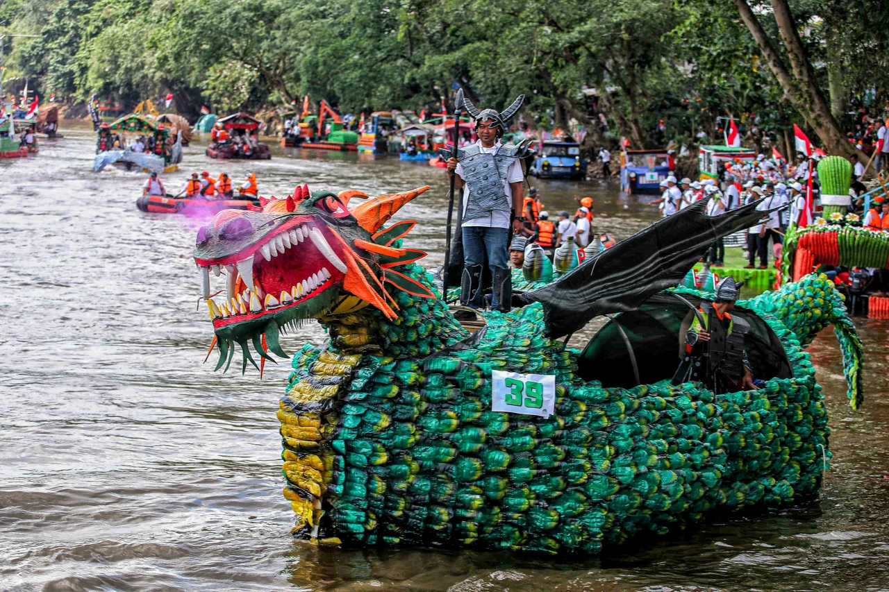 Keseruan Festival Perahu...