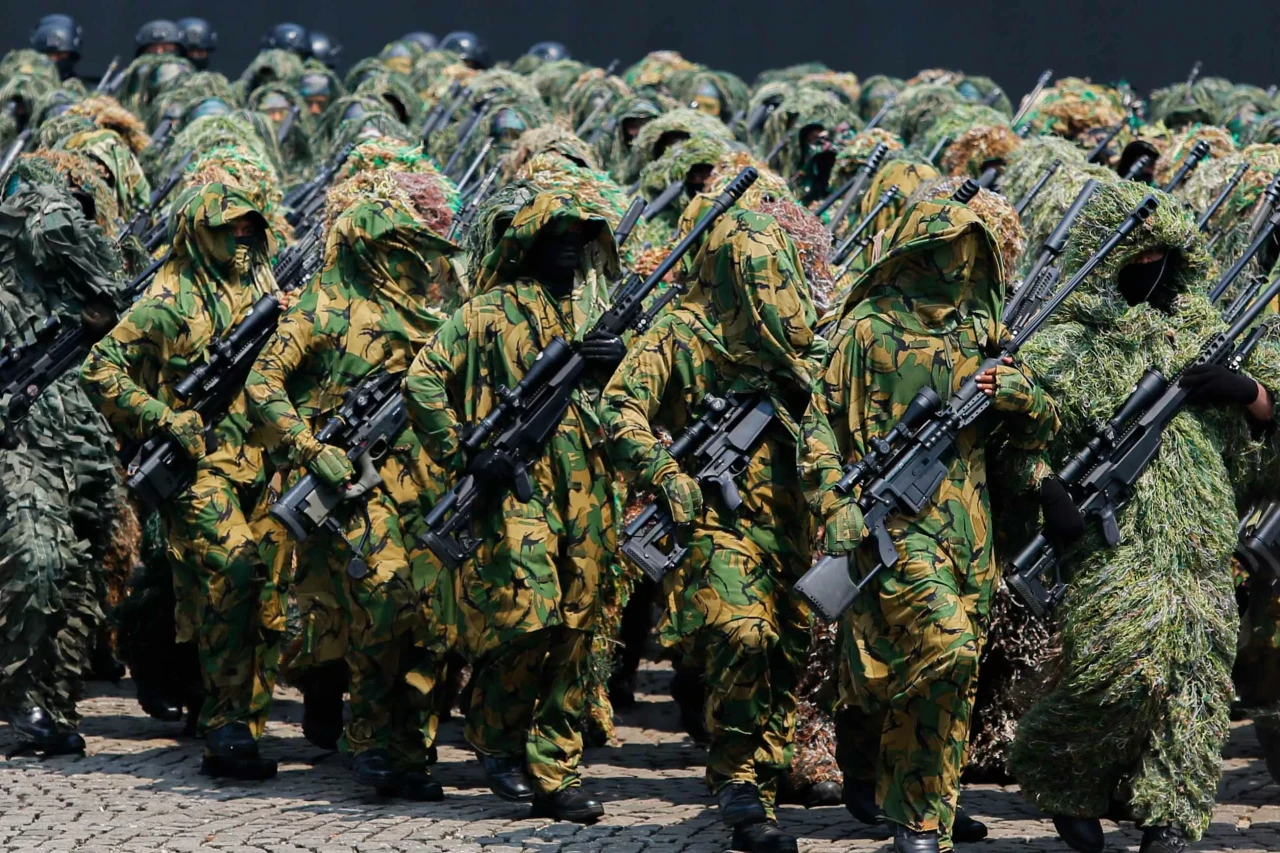 Aksi Defile Pasukan...