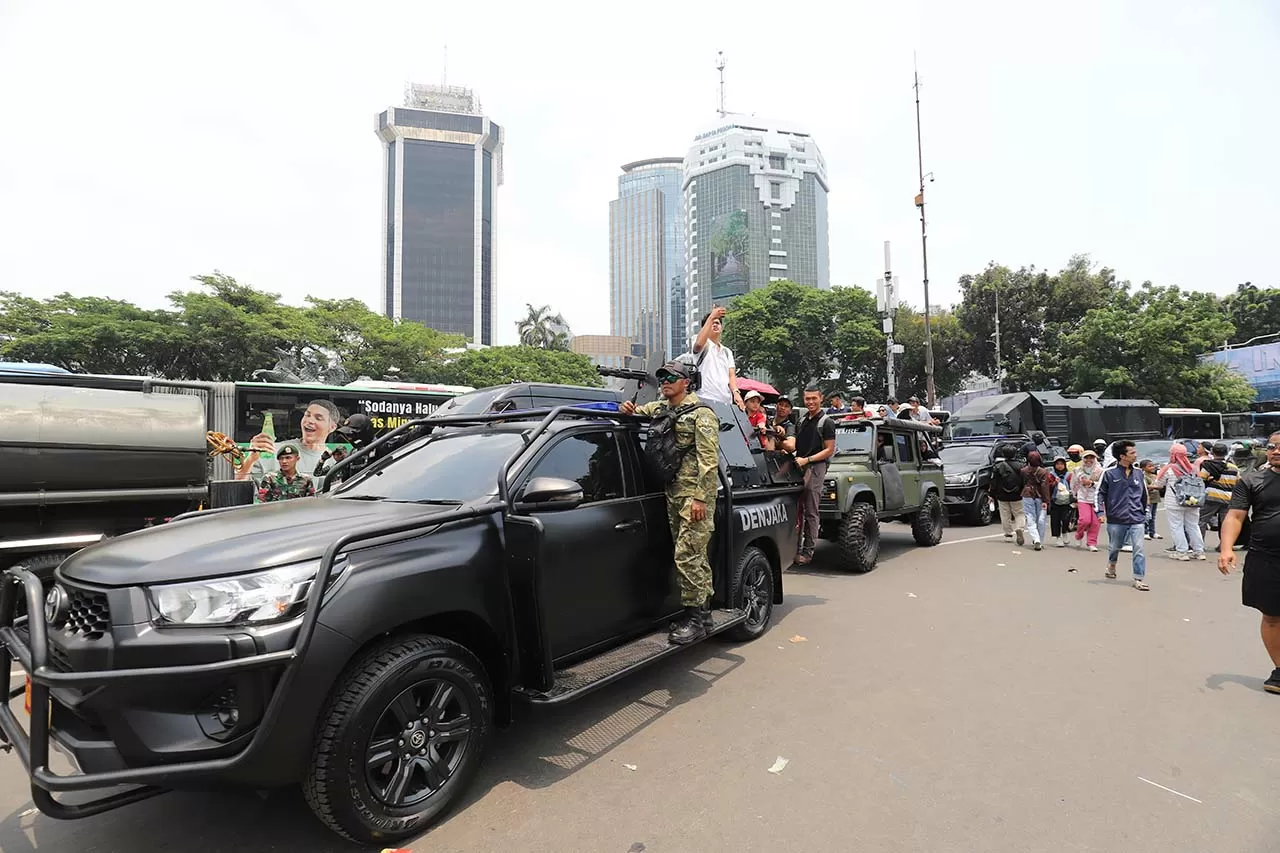 TNI Makin Dihati, Pawai...