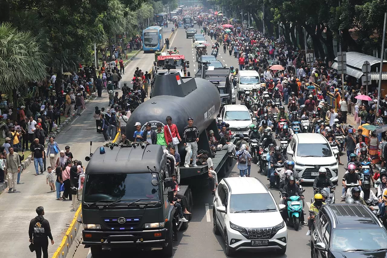 TNI Makin Dihati, Pawai...