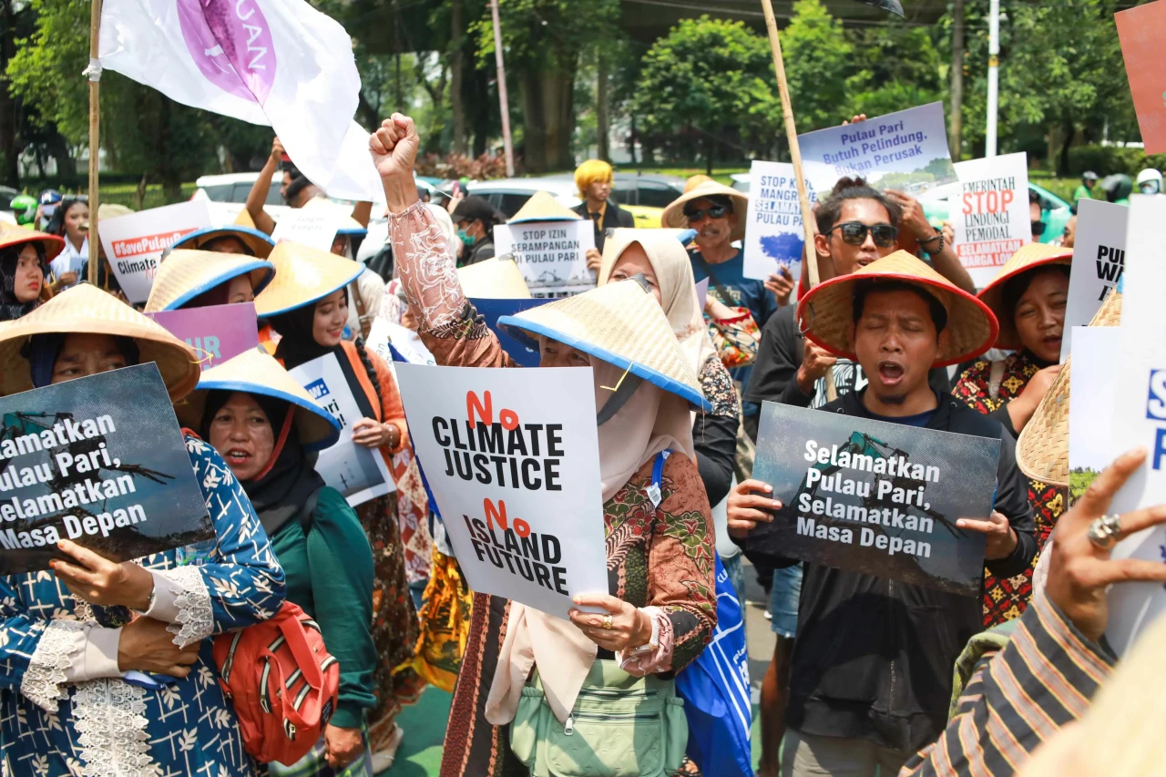 Warga Pulau Pari Gelar...