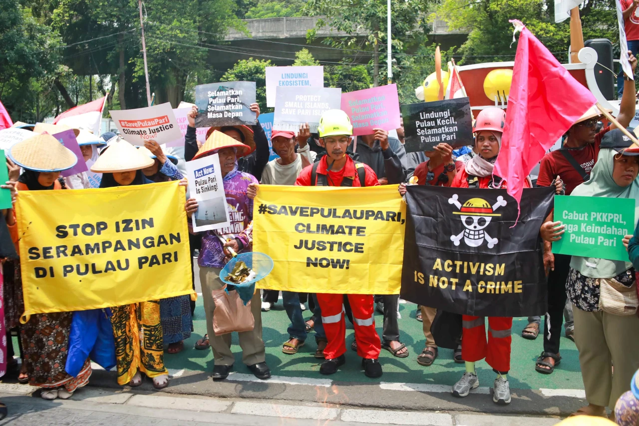 Warga Pulau Pari Gelar...