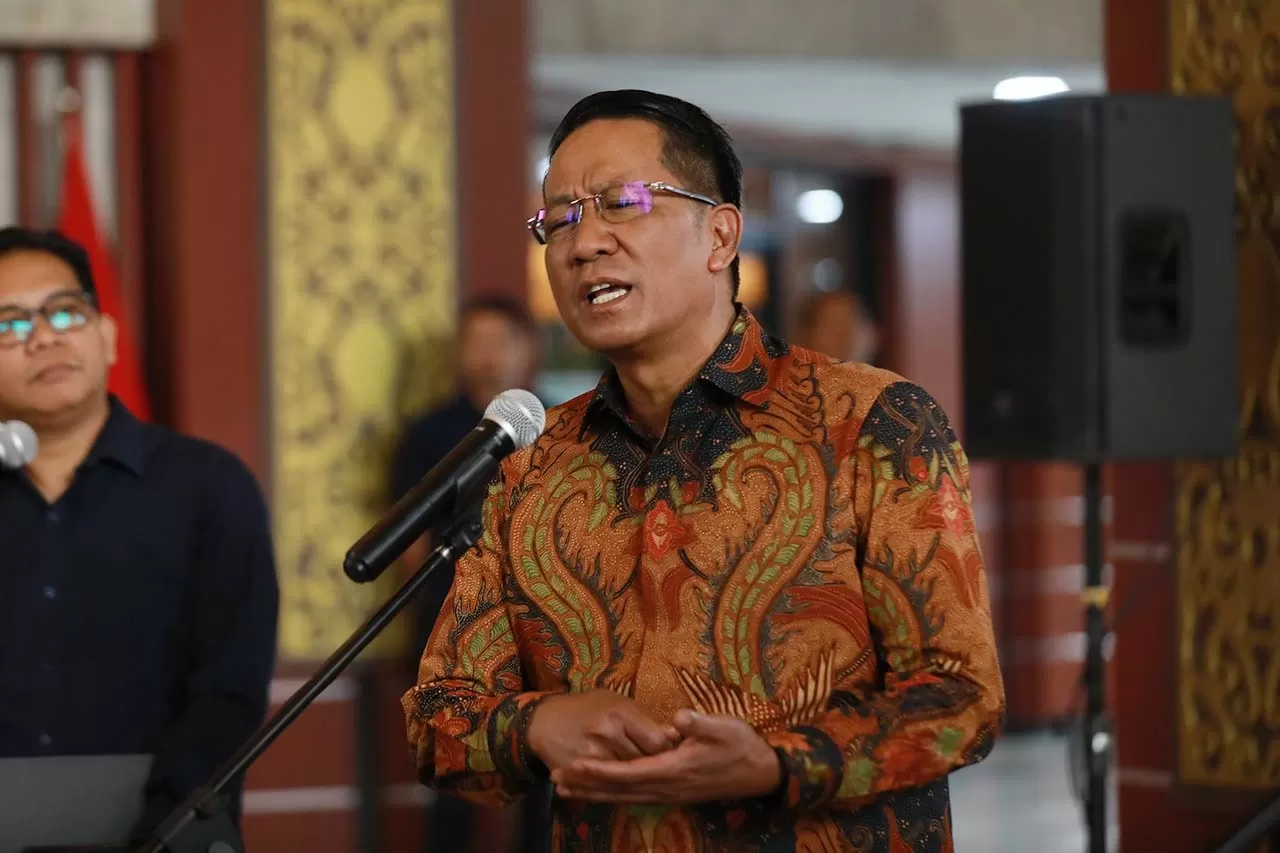 Menteri Hukum Serahkan...