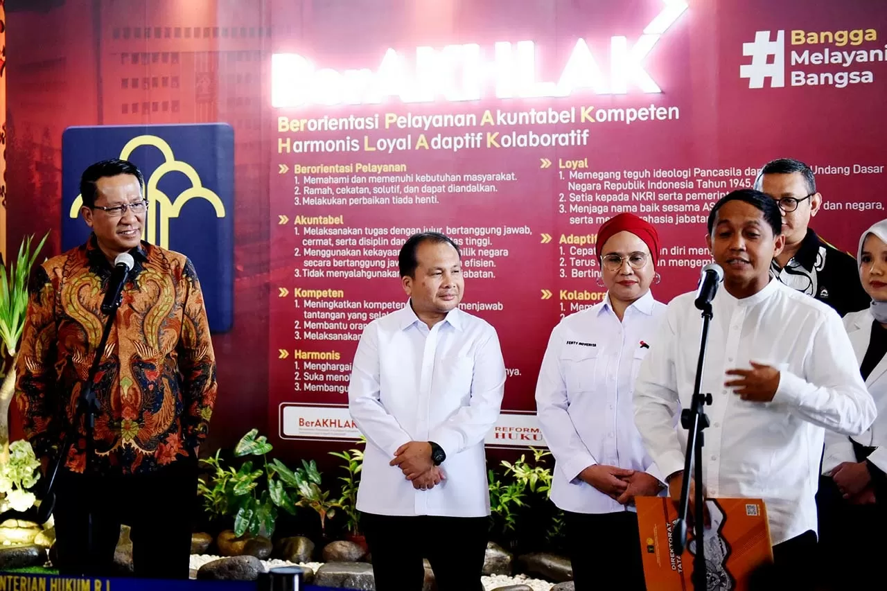 Menteri Hukum Serahkan...