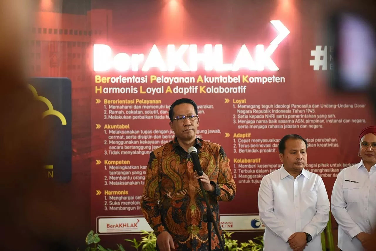 Menteri Hukum Serahkan...