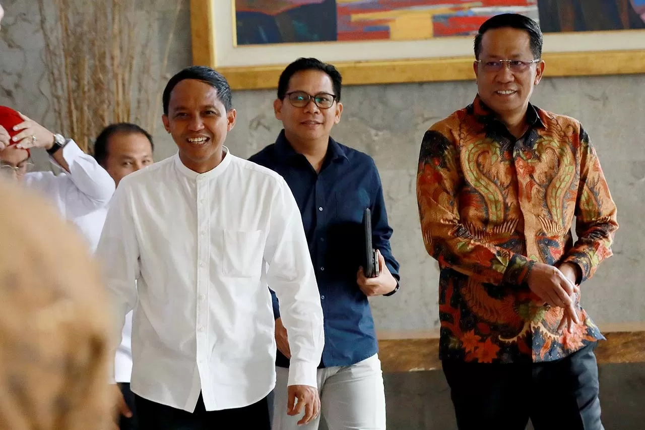 Menteri Hukum Serahkan...