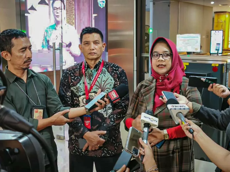 Keluarga Arya Daru Desak...