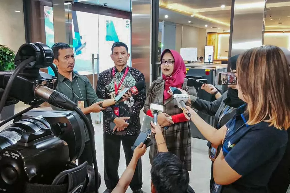 Keluarga Arya Daru Desak...