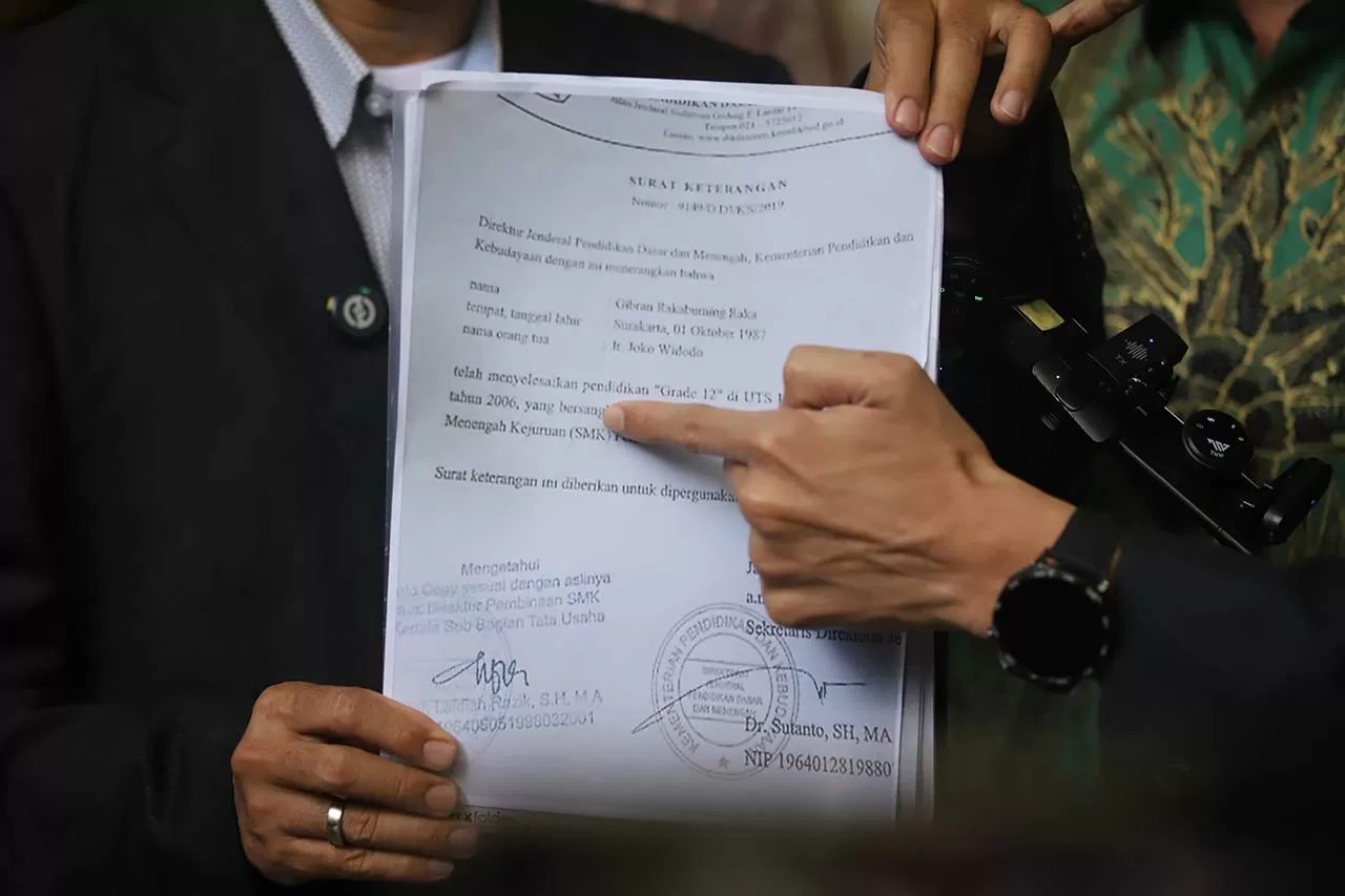 Roy Suryo dan Tim Hukum...