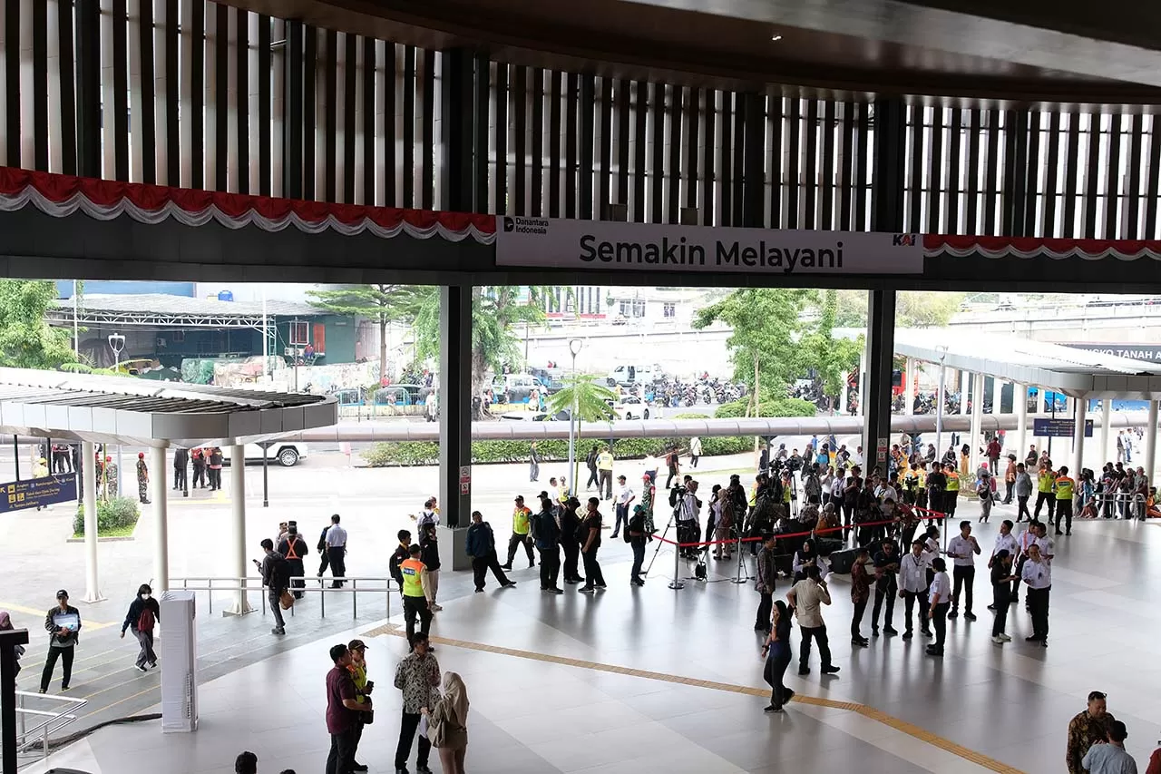 Revitalisasi Stasiun...