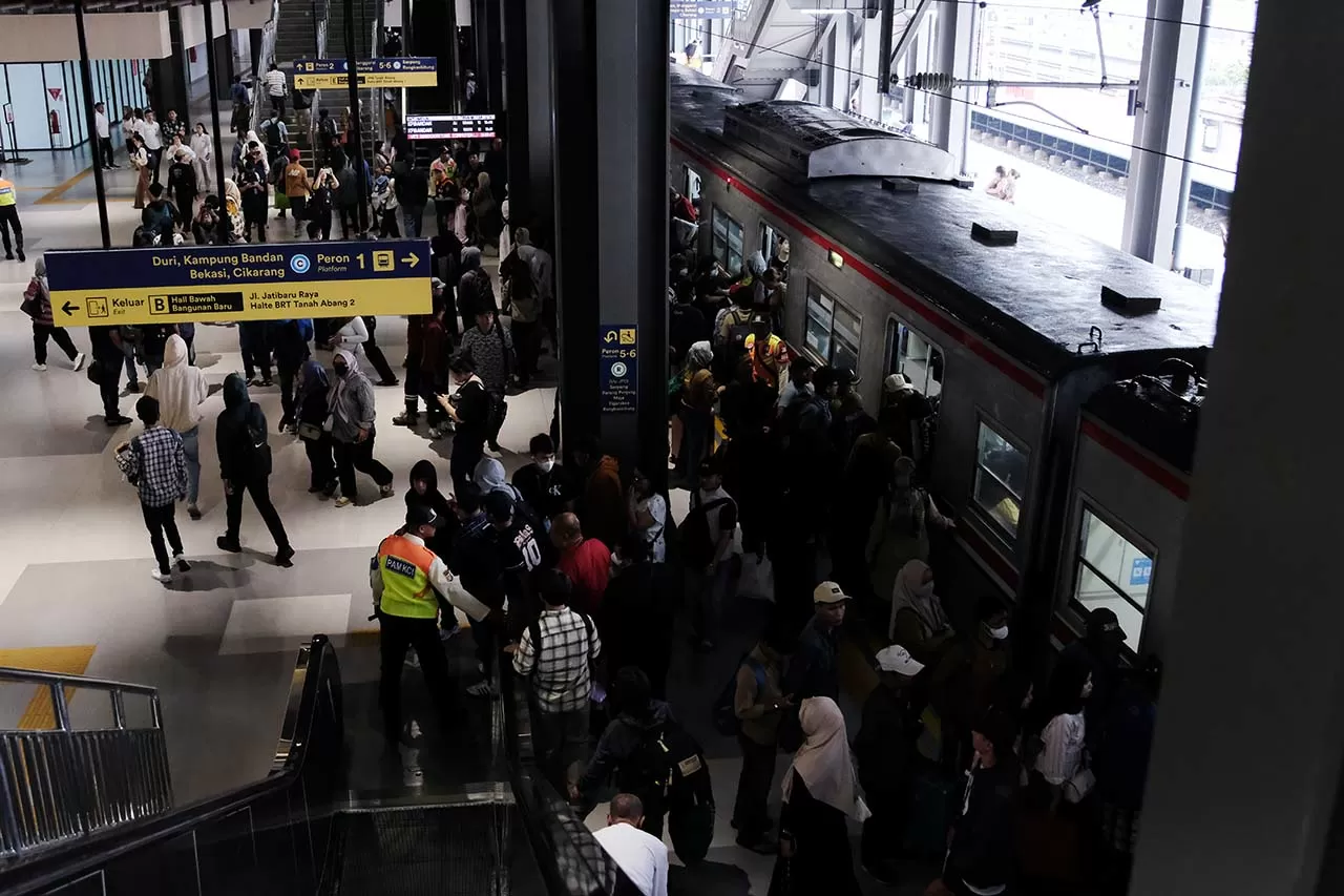 Revitalisasi Stasiun...