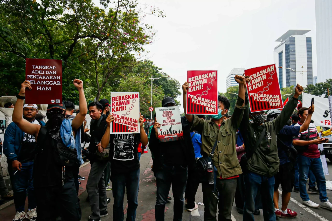 Mahasiswa Gelar Aksi...