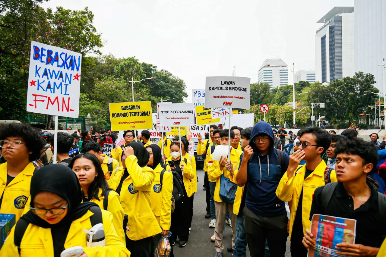 Mahasiswa Gelar Aksi...