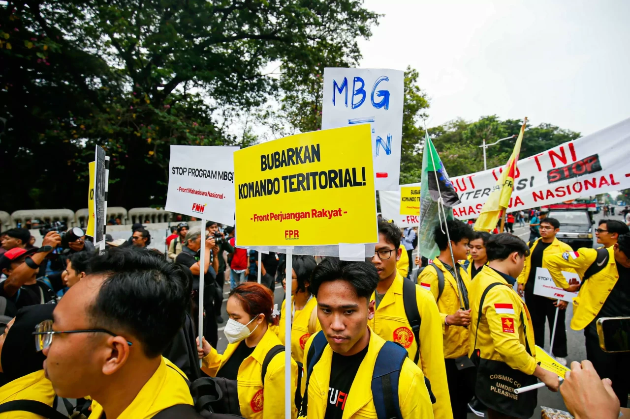 Mahasiswa Gelar Aksi...