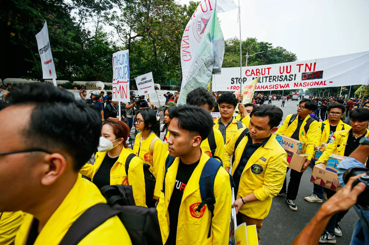Mahasiswa Gelar Aksi...