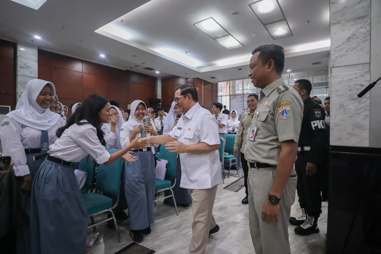 Gubernur Pramono Luncurkan...