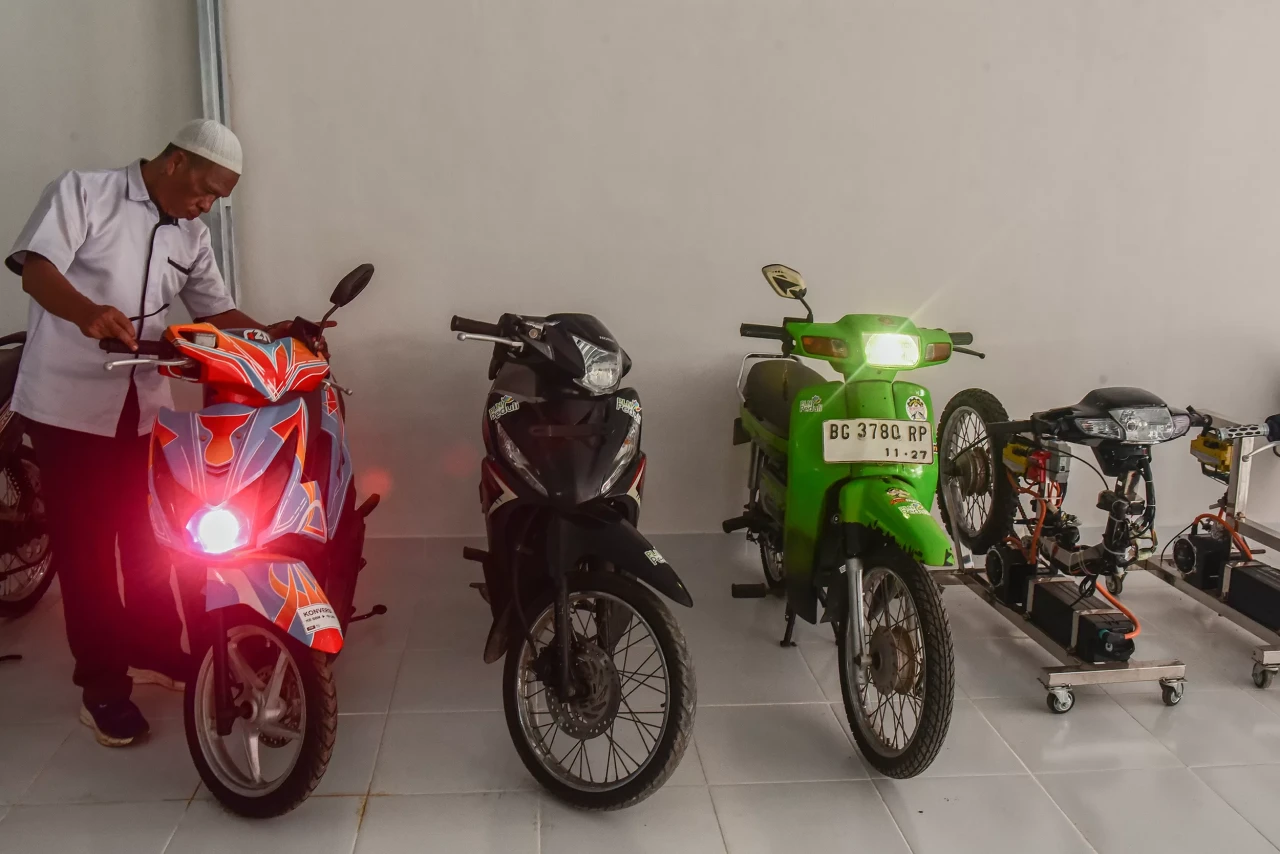Bengkel Motor Listrik...