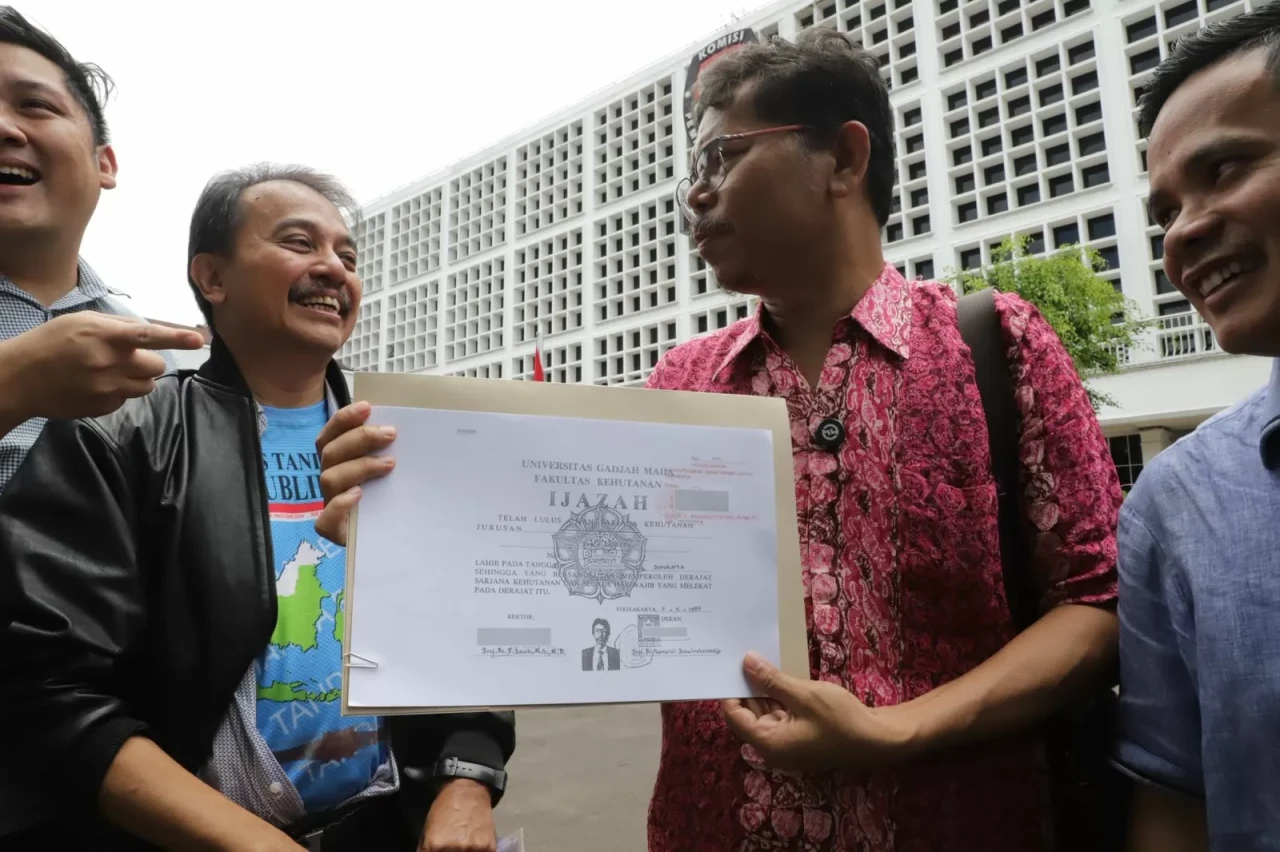 Penampakan Ijazah Jokowi...