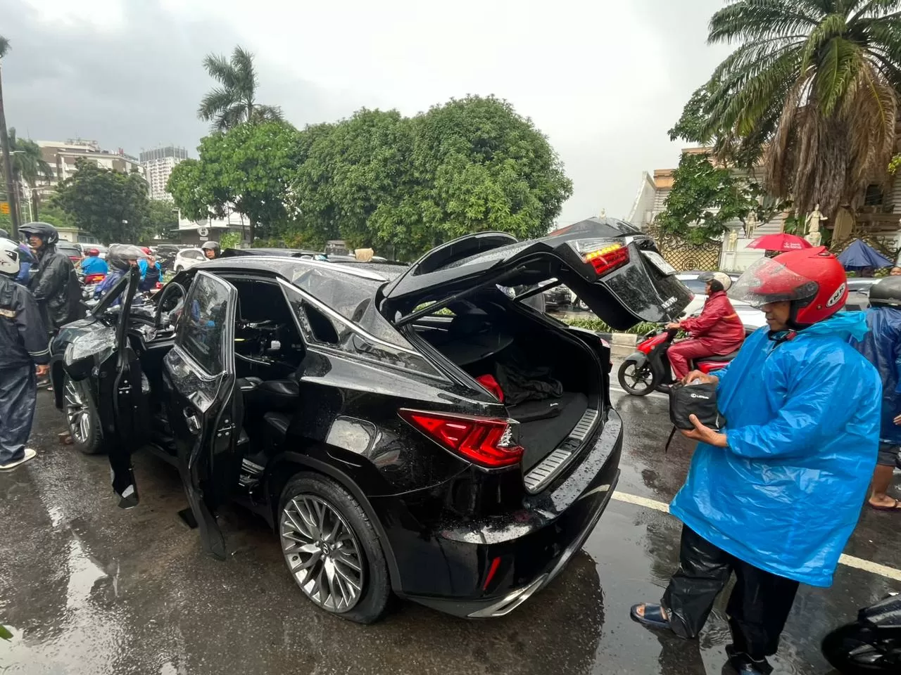 Pengendara Mobil Lexus...