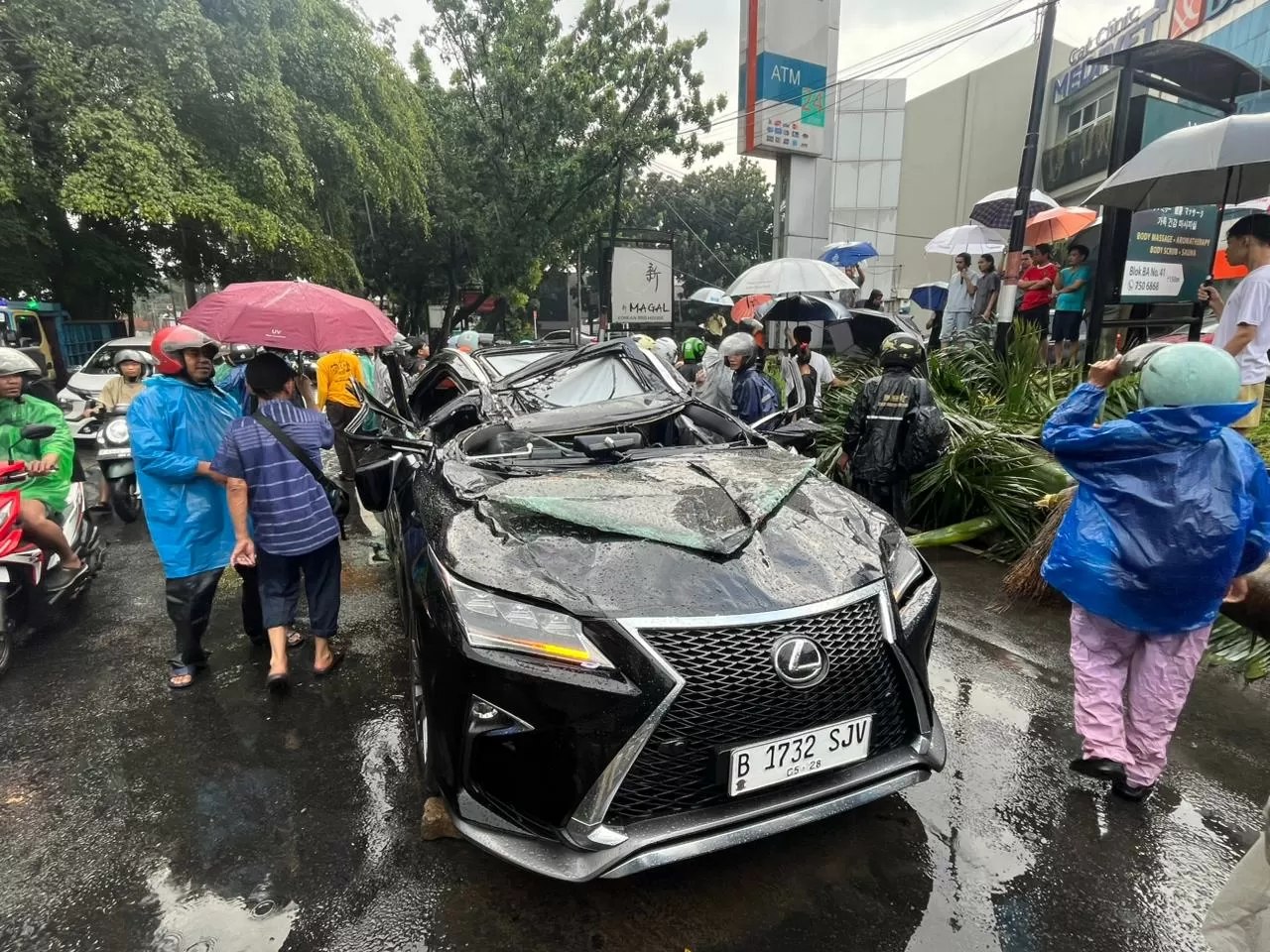 Pengendara Mobil Lexus...