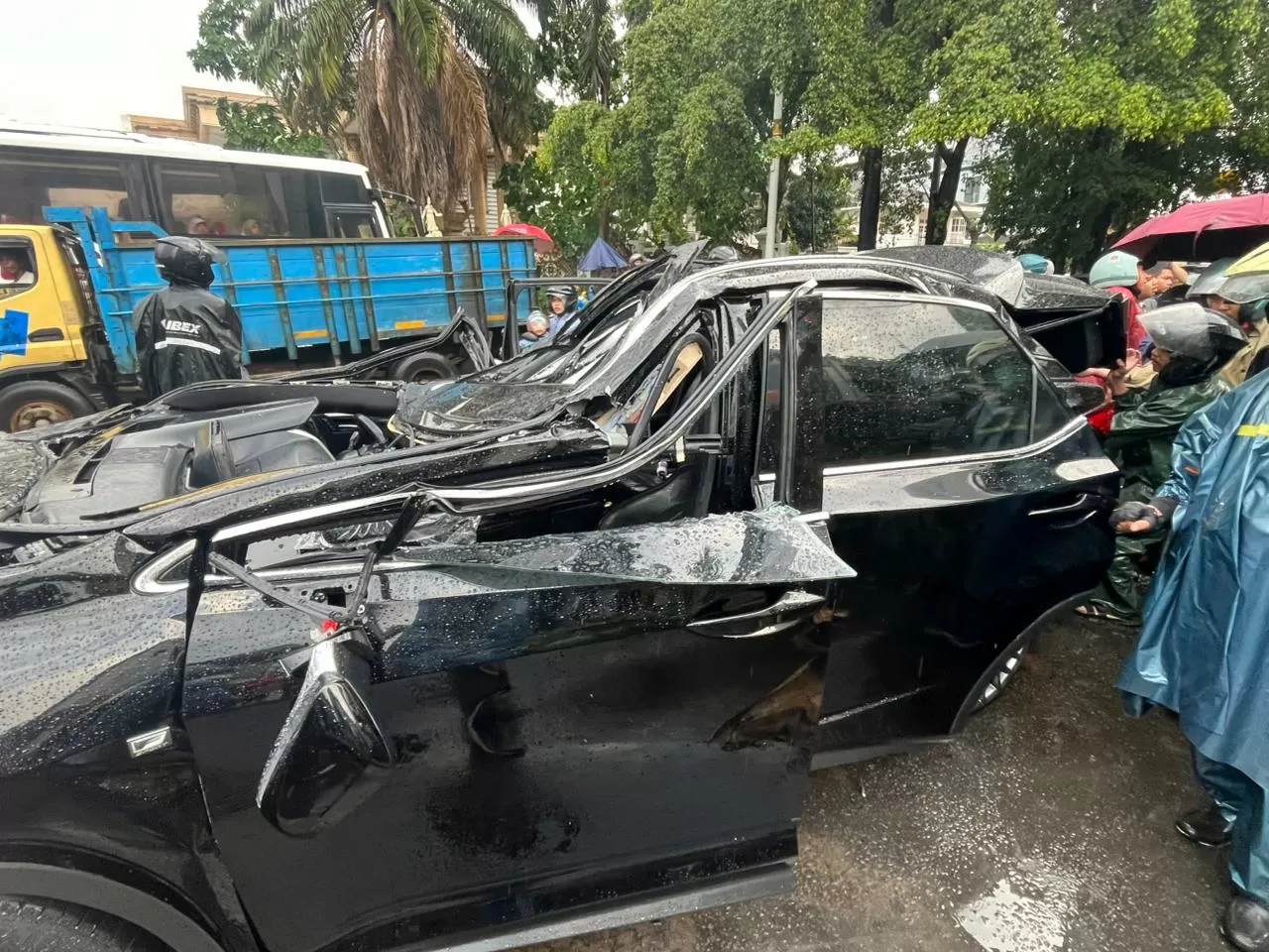 Pengendara Mobil Lexus...