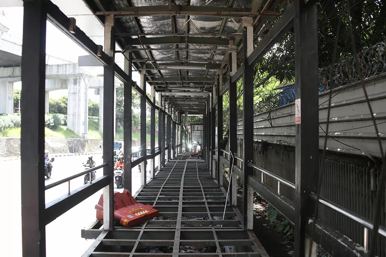 Halte BNN Cawang Transjakarta...