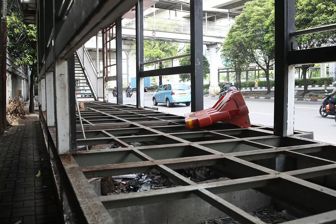 Halte BNN Cawang Transjakarta...