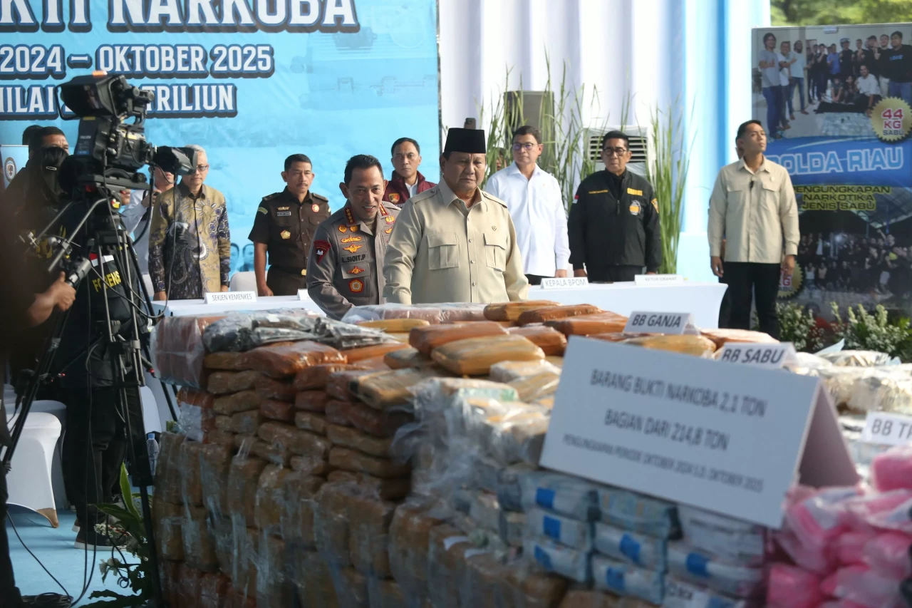 Presiden Prabowo Saksikan...