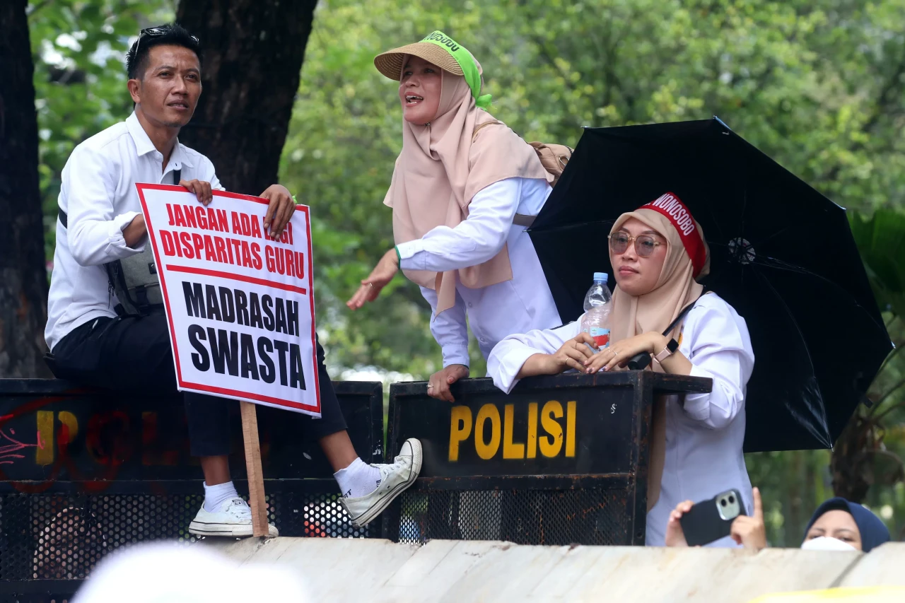 Aksi Ribuan Guru Swasta...