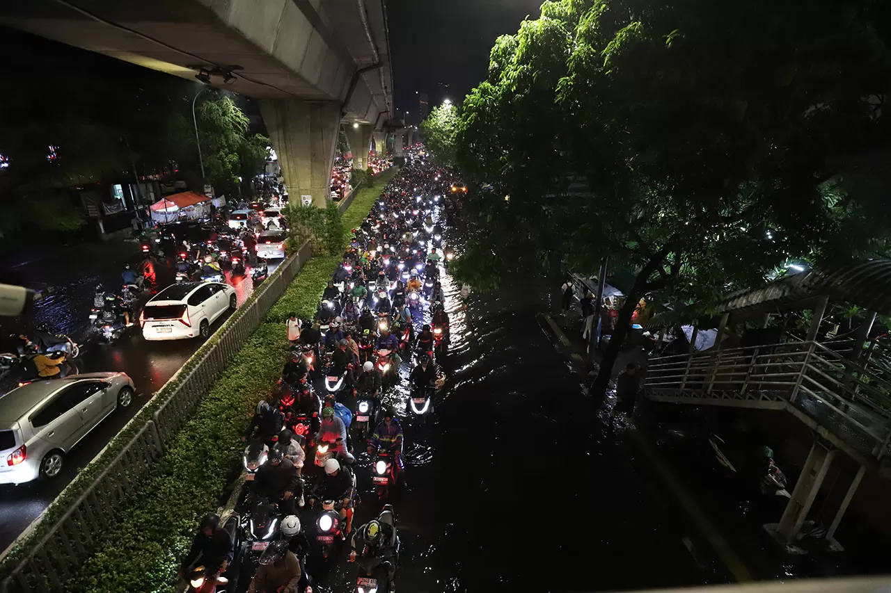 Banjir Lumpuhkan Jalan...