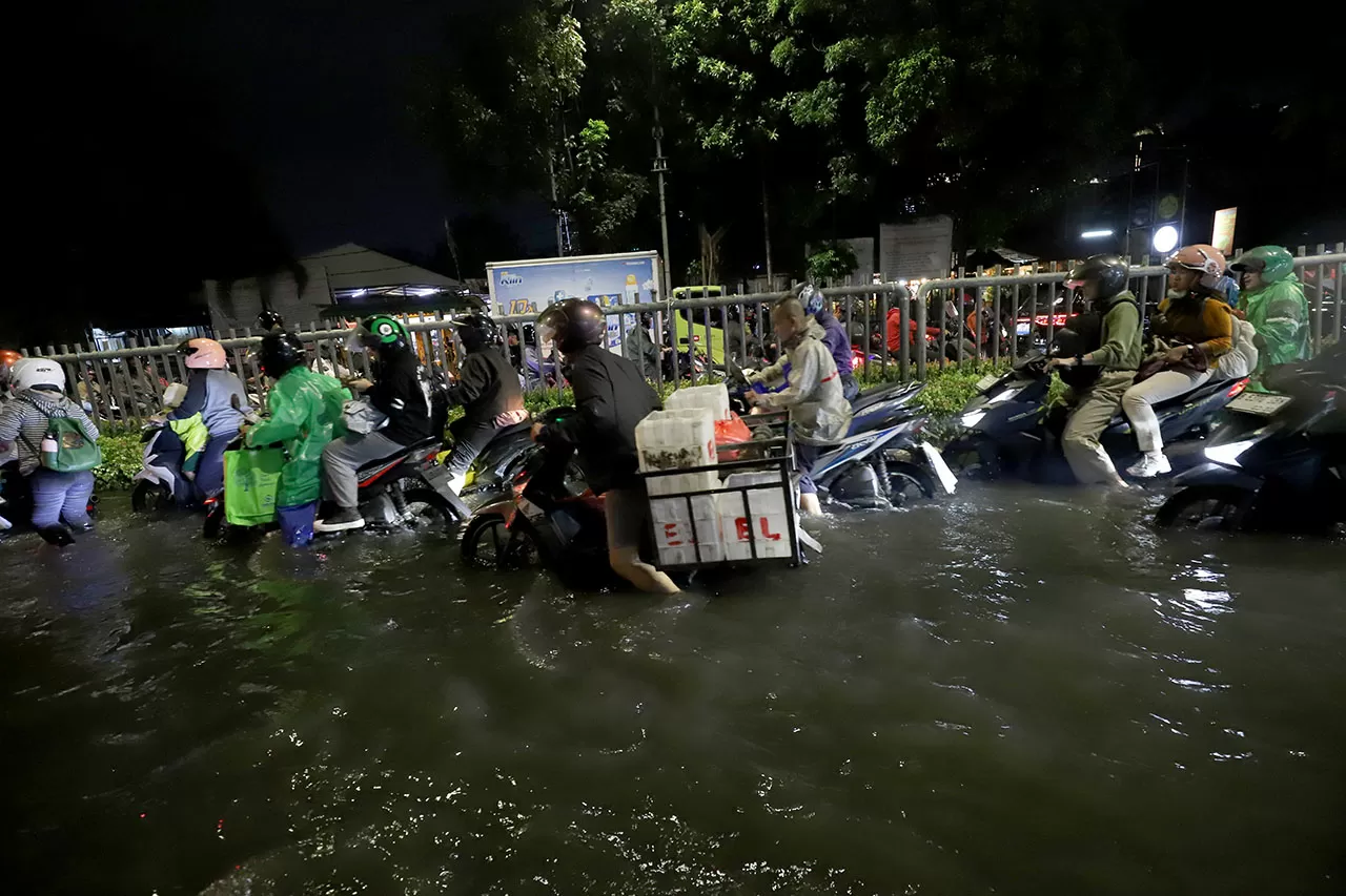 Banjir Lumpuhkan Jalan...