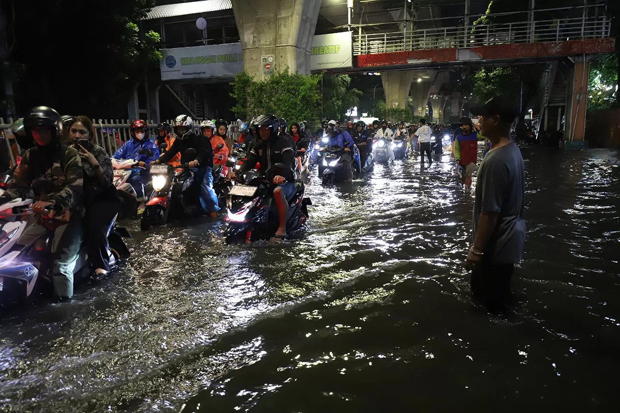 Banjir Lumpuhkan Jalan...
