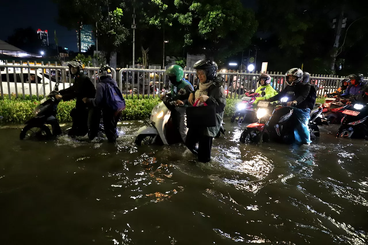Banjir Lumpuhkan Jalan...