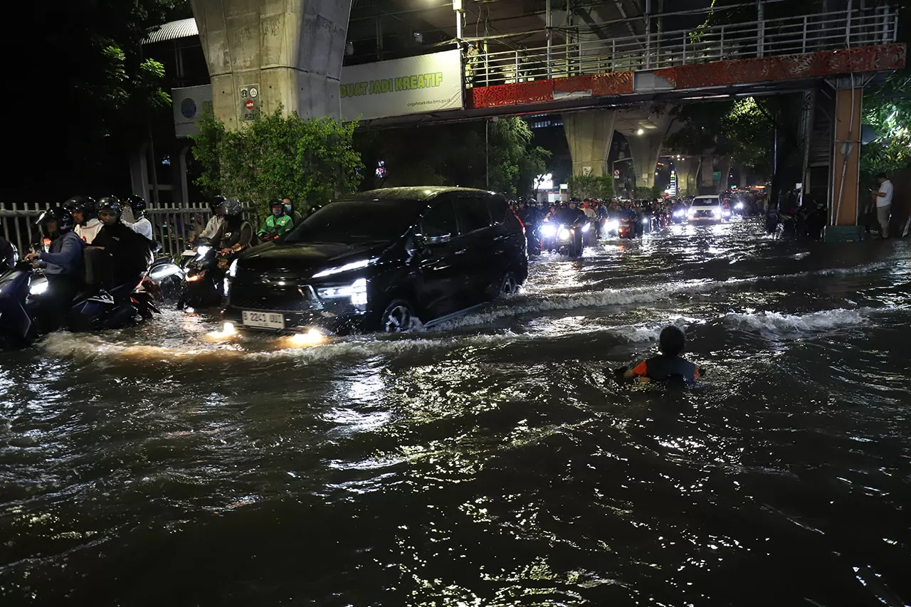 Banjir Lumpuhkan Jalan...